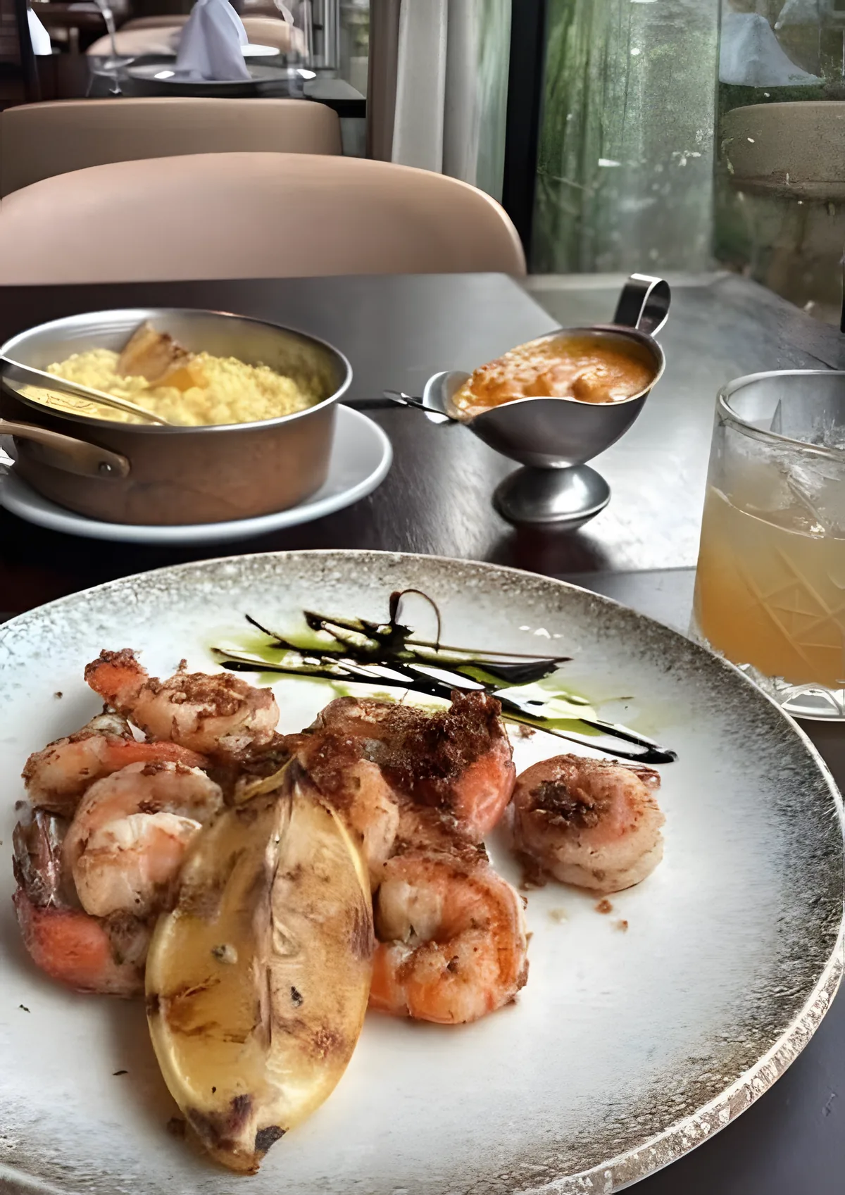 Prato com camarão servido em restaurante